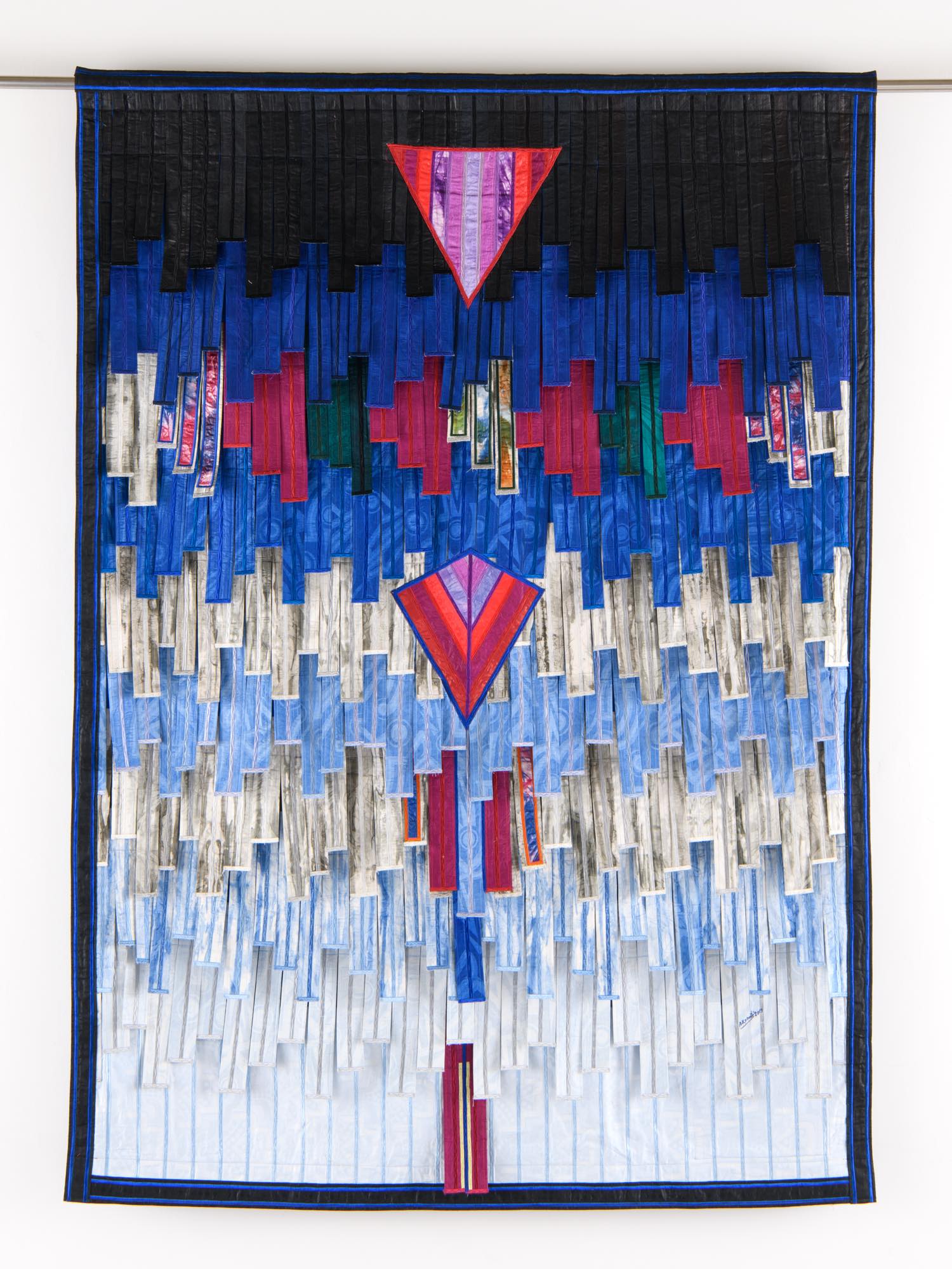 Composion au triangle violet